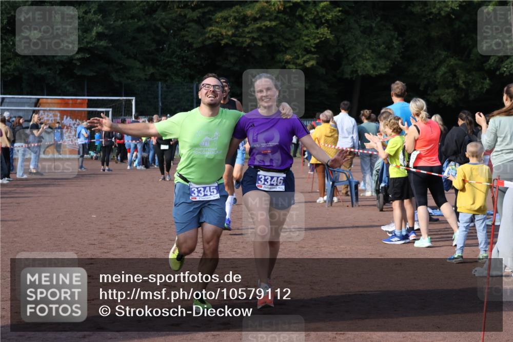 27.09.2026 - 35. Volkslauf durch das schöne Alstertal Strokosch-Dieckow http://msf.ph/oto/10579112 27.09.2026 11:19:27 Ziel 1401, 3022, 3150, 3164, 3305, 3345, 3346 meine-sportfotos.de