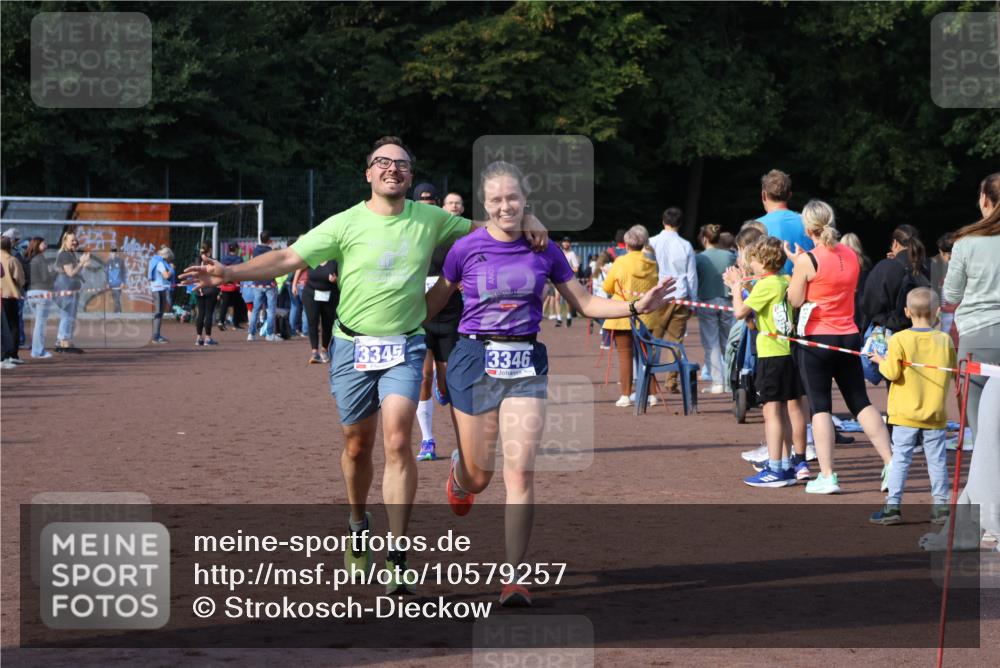 27.09.2026 - 35. Volkslauf durch das schöne Alstertal Strokosch-Dieckow http://msf.ph/oto/10579257 27.09.2026 11:19:27 Ziel 1401, 3022, 3150, 3164, 3305, 3345, 3346 meine-sportfotos.de