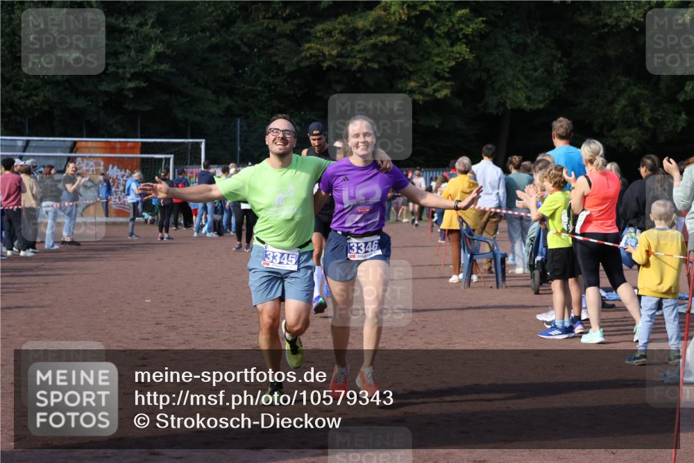27.09.2026 - 35. Volkslauf durch das schöne Alstertal Strokosch-Dieckow http://msf.ph/oto/10579343 27.09.2026 11:19:27 Ziel 1401, 3022, 3150, 3164, 3305, 3345, 3346 meine-sportfotos.de