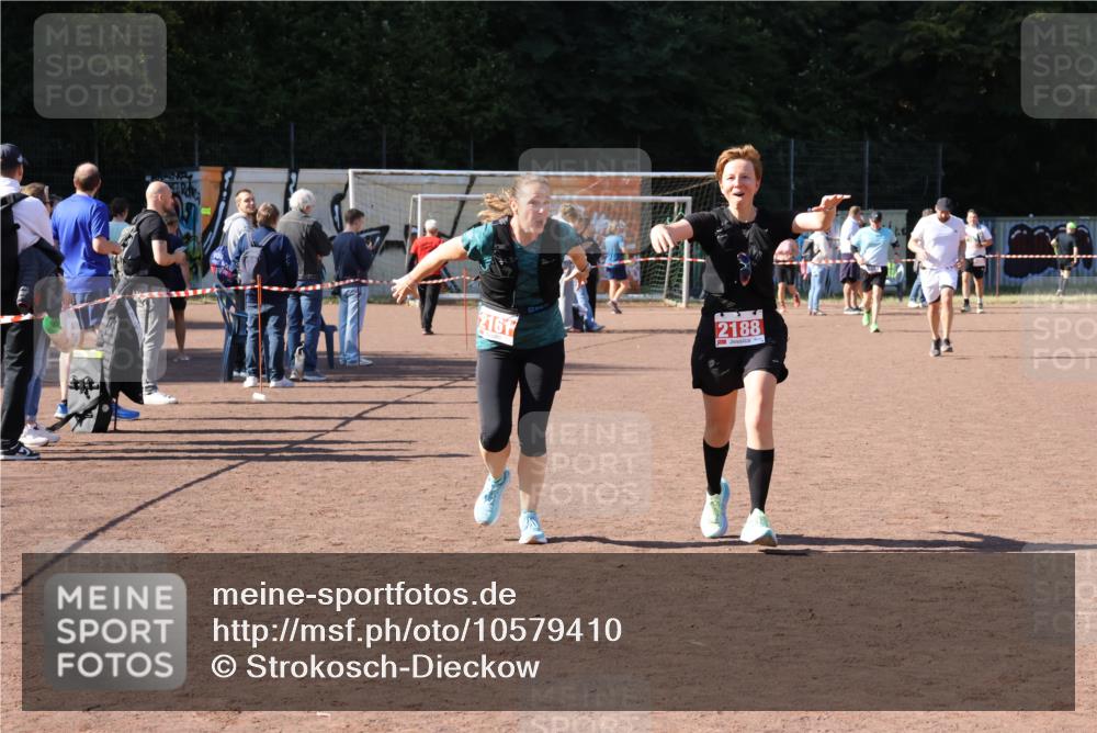 27.09.2026 - 35. Volkslauf durch das schöne Alstertal Strokosch-Dieckow http://msf.ph/oto/10579410 27.09.2026 12:49:42 Ziel 2161, 2181, 2188 meine-sportfotos.de