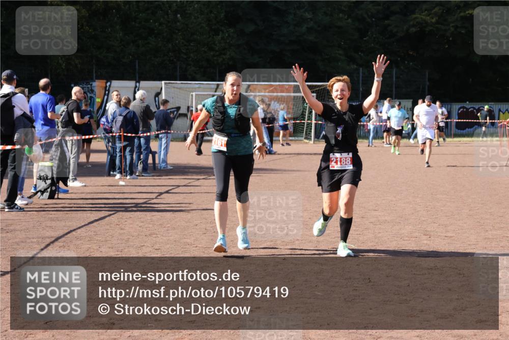 27.09.2026 - 35. Volkslauf durch das schöne Alstertal Strokosch-Dieckow http://msf.ph/oto/10579419 27.09.2026 12:49:42 Ziel 2161, 2181, 2188 meine-sportfotos.de