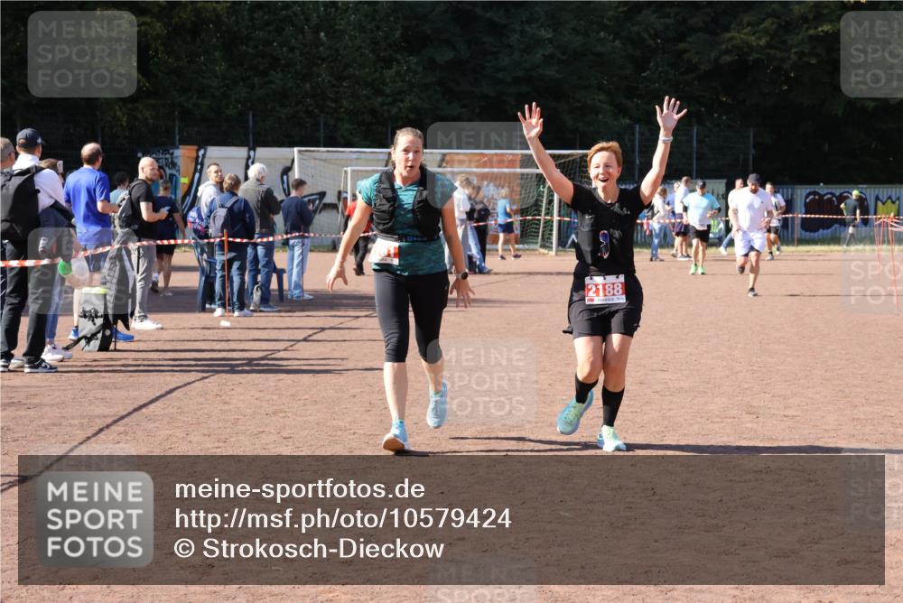 27.09.2026 - 35. Volkslauf durch das schöne Alstertal Strokosch-Dieckow http://msf.ph/oto/10579424 27.09.2026 12:49:42 Ziel 2161, 2181, 2188 meine-sportfotos.de