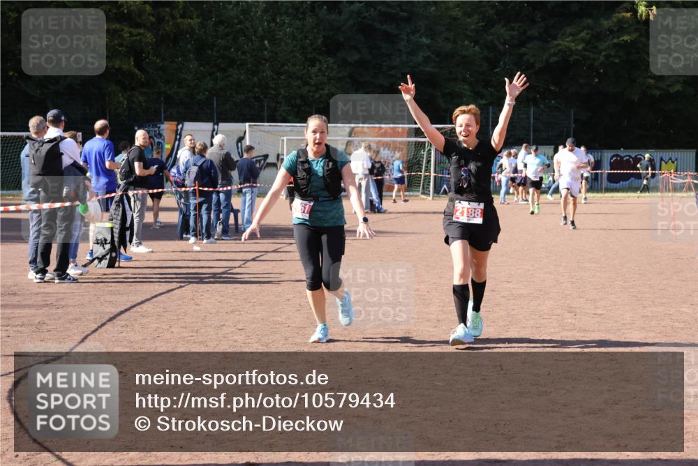 27.09.2026 - 35. Volkslauf durch das schöne Alstertal Strokosch-Dieckow http://msf.ph/oto/10579434 27.09.2026 12:49:42 Ziel 2161, 2181, 2188 meine-sportfotos.de