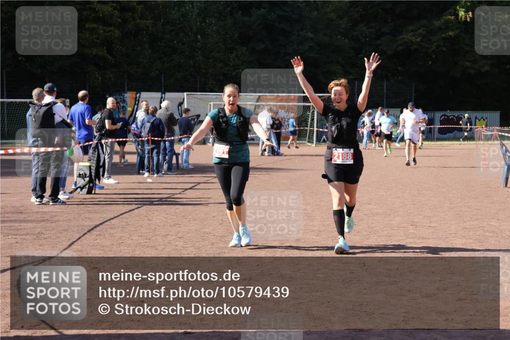 27.09.2026 - 35. Volkslauf durch das schöne Alstertal Strokosch-Dieckow http://msf.ph/oto/10579439 27.09.2026 12:49:42 Ziel 2161, 2181, 2188 meine-sportfotos.de