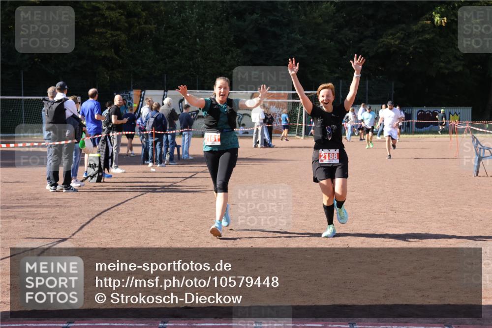 27.09.2026 - 35. Volkslauf durch das schöne Alstertal Strokosch-Dieckow http://msf.ph/oto/10579448 27.09.2026 12:49:43 Ziel 2161, 2181, 2188 meine-sportfotos.de