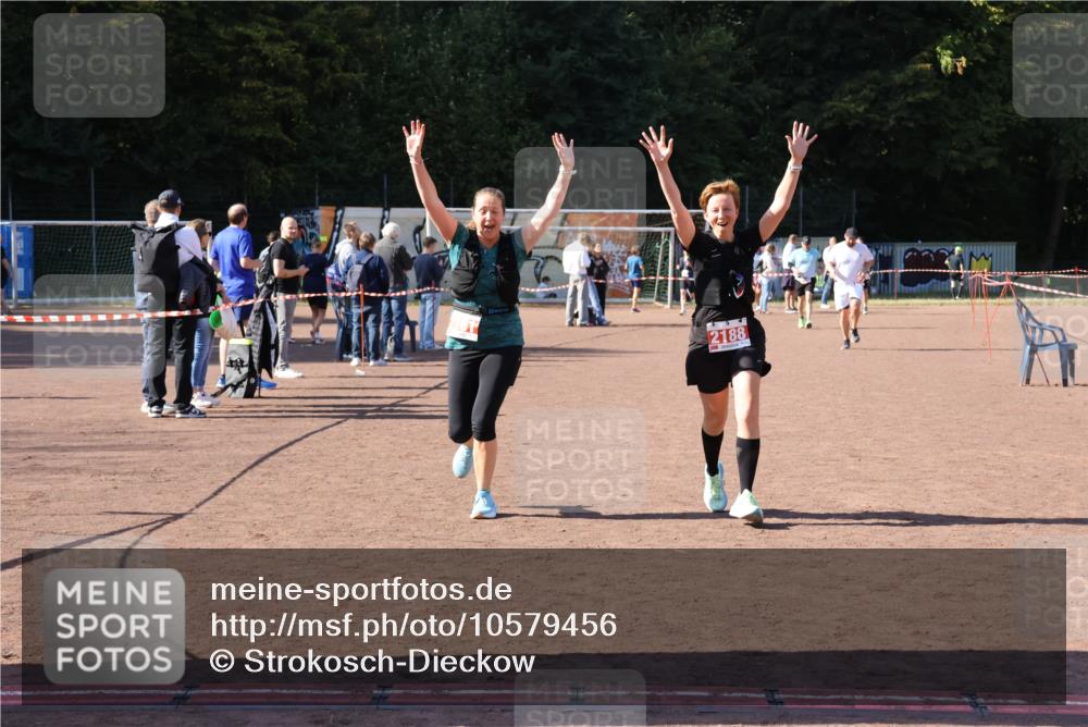 27.09.2026 - 35. Volkslauf durch das schöne Alstertal Strokosch-Dieckow http://msf.ph/oto/10579456 27.09.2026 12:49:43 Ziel 2161, 2181, 2188 meine-sportfotos.de