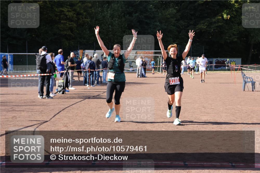 27.09.2026 - 35. Volkslauf durch das schöne Alstertal Strokosch-Dieckow http://msf.ph/oto/10579461 27.09.2026 12:49:43 Ziel 2161, 2181, 2188 meine-sportfotos.de