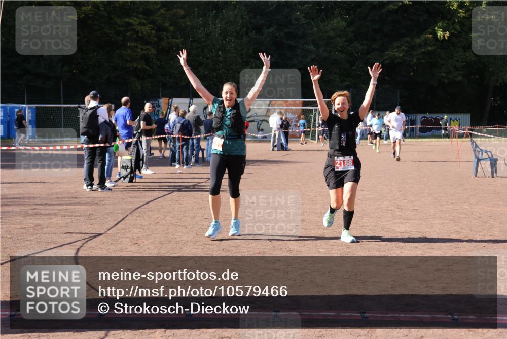 27.09.2026 - 35. Volkslauf durch das schöne Alstertal Strokosch-Dieckow http://msf.ph/oto/10579466 27.09.2026 12:49:43 Ziel 2161, 2181, 2188 meine-sportfotos.de