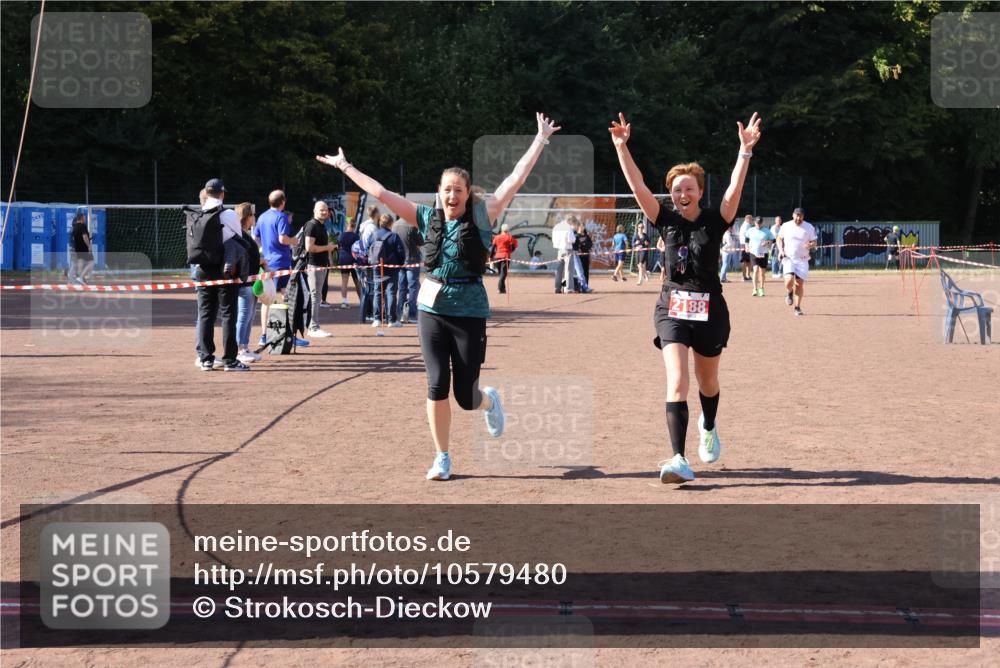 27.09.2026 - 35. Volkslauf durch das schöne Alstertal Strokosch-Dieckow http://msf.ph/oto/10579480 27.09.2026 12:49:43 Ziel 2161, 2181, 2188 meine-sportfotos.de