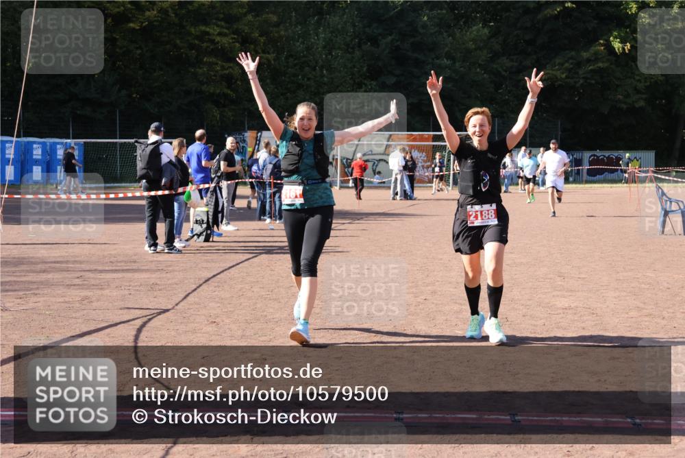 27.09.2026 - 35. Volkslauf durch das schöne Alstertal Strokosch-Dieckow http://msf.ph/oto/10579500 27.09.2026 12:49:43 Ziel 2161, 2181, 2188 meine-sportfotos.de