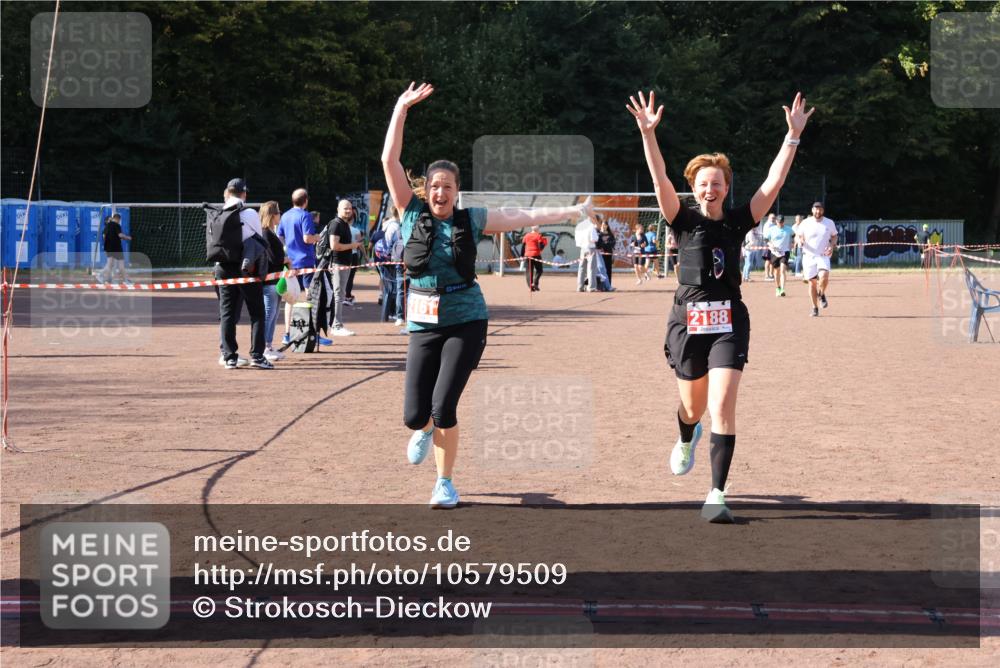 27.09.2026 - 35. Volkslauf durch das schöne Alstertal Strokosch-Dieckow http://msf.ph/oto/10579509 27.09.2026 12:49:43 Ziel 2161, 2181, 2188 meine-sportfotos.de