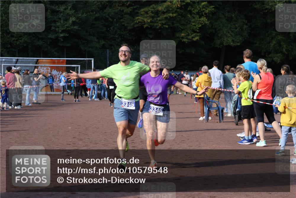 27.09.2026 - 35. Volkslauf durch das schöne Alstertal Strokosch-Dieckow http://msf.ph/oto/10579548 27.09.2026 11:19:27 Ziel 1401, 3022, 3150, 3164, 3305, 3345, 3346 meine-sportfotos.de