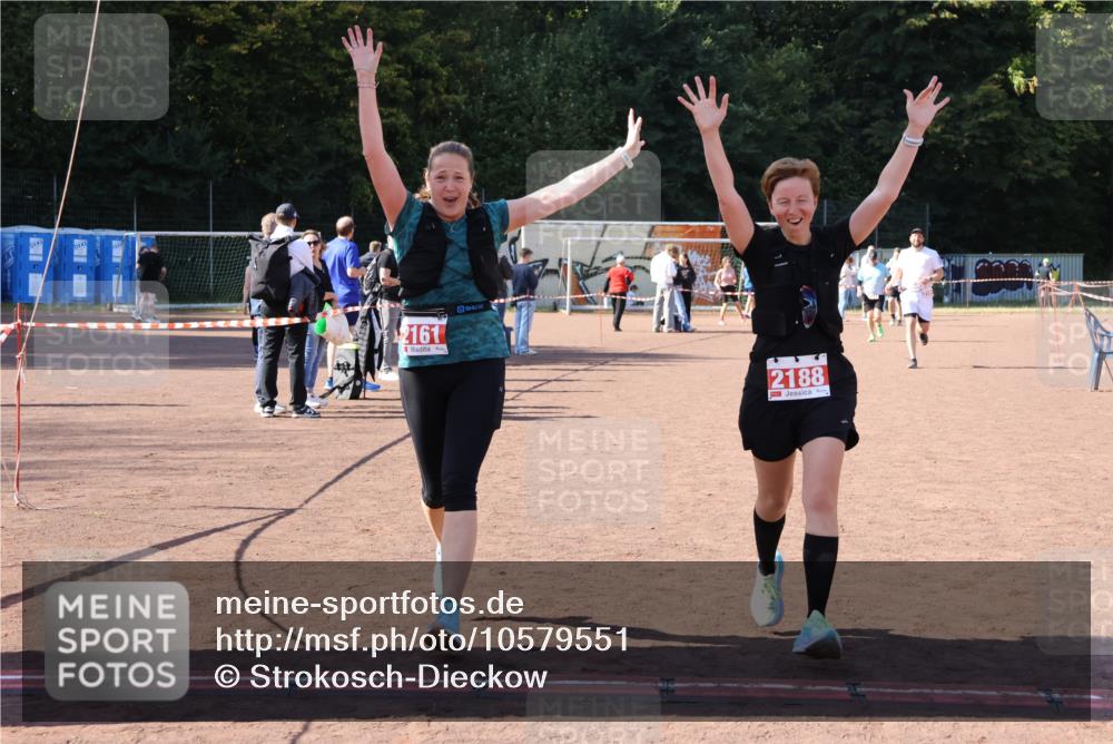 27.09.2026 - 35. Volkslauf durch das schöne Alstertal Strokosch-Dieckow http://msf.ph/oto/10579551 27.09.2026 12:49:44 Ziel 2161, 2181, 2188 meine-sportfotos.de