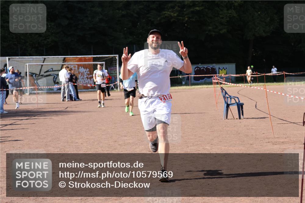 27.09.2026 - 35. Volkslauf durch das schöne Alstertal Strokosch-Dieckow http://msf.ph/oto/10579569 27.09.2026 12:49:50 Ziel 1651, 2181 meine-sportfotos.de