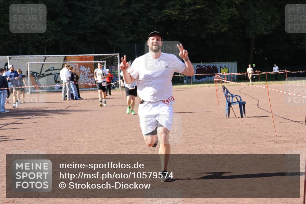 27.09.2026 - 35. Volkslauf durch das schöne Alstertal Strokosch-Dieckow http://msf.ph/oto/10579574 27.09.2026 12:49:50 Ziel 1651, 2181 meine-sportfotos.de