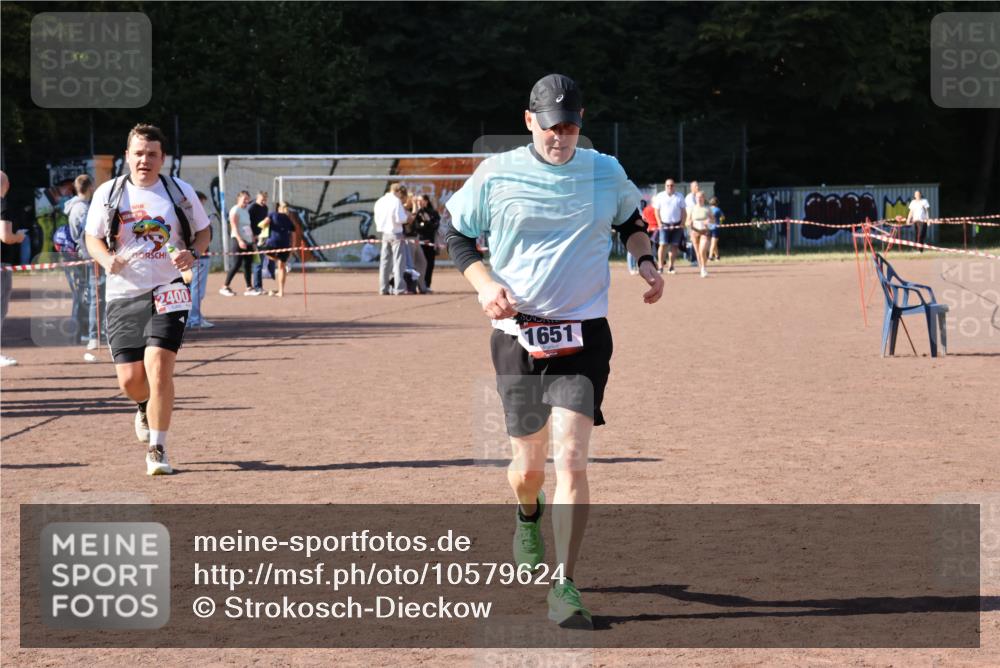 27.09.2026 - 35. Volkslauf durch das schöne Alstertal Strokosch-Dieckow http://msf.ph/oto/10579624 27.09.2026 12:49:58 Ziel 1651, 2400 meine-sportfotos.de