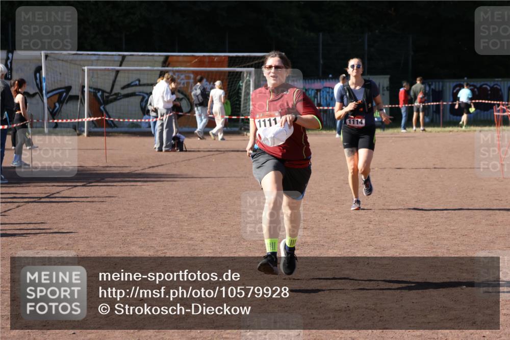 27.09.2026 - 35. Volkslauf durch das schöne Alstertal Strokosch-Dieckow http://msf.ph/oto/10579928 27.09.2026 12:53:30 Ziel 1111, 1114 meine-sportfotos.de