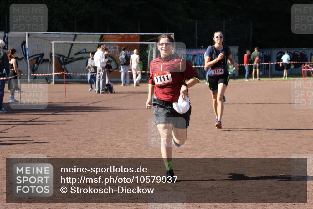 27.09.2026 - 35. Volkslauf durch das schöne Alstertal Strokosch-Dieckow http://msf.ph/oto/10579937 27.09.2026 12:53:30 Ziel 1111, 1114 meine-sportfotos.de