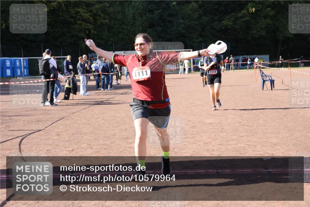27.09.2026 - 35. Volkslauf durch das schöne Alstertal Strokosch-Dieckow http://msf.ph/oto/10579964 27.09.2026 12:53:32 Ziel 1111, 1114, 2356 meine-sportfotos.de