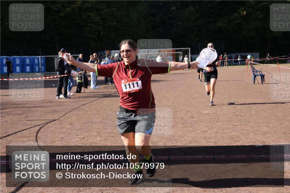 27.09.2026 - 35. Volkslauf durch das schöne Alstertal Strokosch-Dieckow http://msf.ph/oto/10579979 27.09.2026 12:53:33 Ziel 1111, 1114, 2356 meine-sportfotos.de