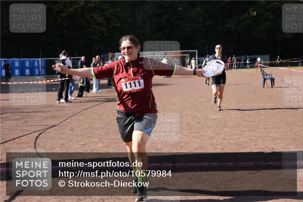 27.09.2026 - 35. Volkslauf durch das schöne Alstertal Strokosch-Dieckow http://msf.ph/oto/10579984 27.09.2026 12:53:33 Ziel 1111, 1114, 2356 meine-sportfotos.de