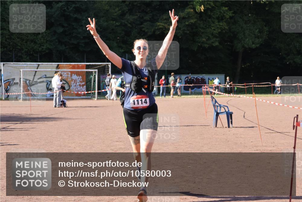 27.09.2026 - 35. Volkslauf durch das schöne Alstertal Strokosch-Dieckow http://msf.ph/oto/10580003 27.09.2026 12:53:34 Ziel 1111, 1114, 2356 meine-sportfotos.de