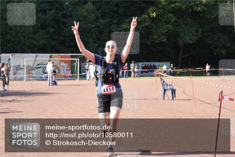 27.09.2026 - 35. Volkslauf durch das schöne Alstertal Strokosch-Dieckow http://msf.ph/oto/10580011 27.09.2026 12:53:34 Ziel 1111, 1114, 2356 meine-sportfotos.de