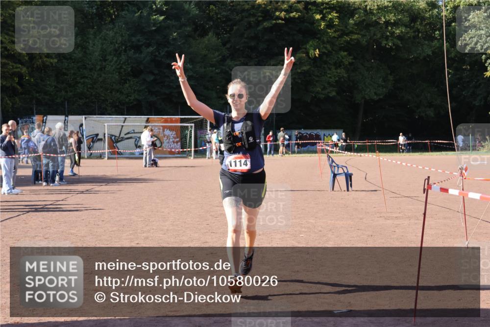 27.09.2026 - 35. Volkslauf durch das schöne Alstertal Strokosch-Dieckow http://msf.ph/oto/10580026 27.09.2026 12:53:34 Ziel 1111, 1114, 2356 meine-sportfotos.de