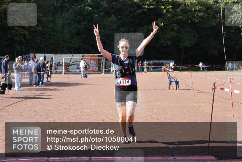 27.09.2026 - 35. Volkslauf durch das schöne Alstertal Strokosch-Dieckow http://msf.ph/oto/10580041 27.09.2026 12:53:34 Ziel 1111, 1114, 2356 meine-sportfotos.de