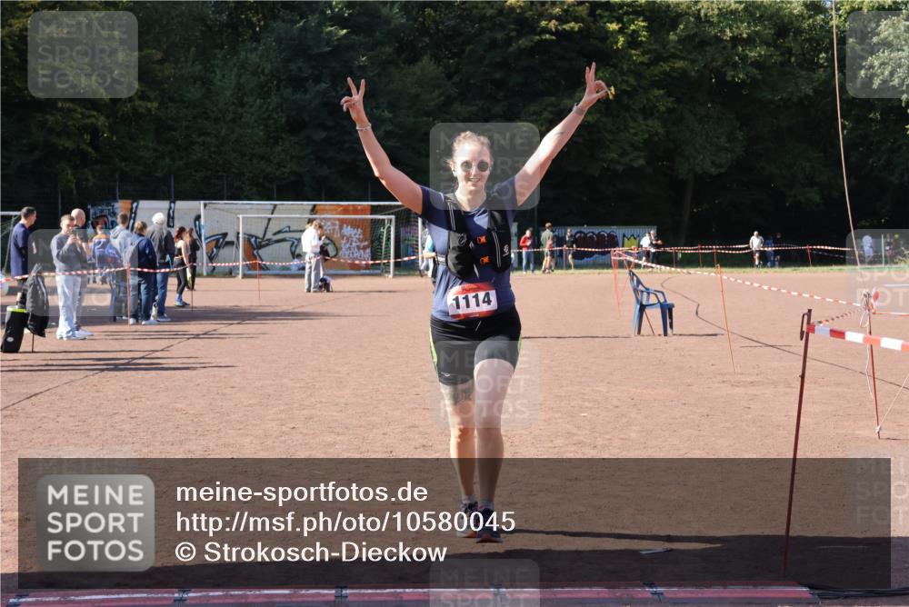 27.09.2026 - 35. Volkslauf durch das schöne Alstertal Strokosch-Dieckow http://msf.ph/oto/10580045 27.09.2026 12:53:34 Ziel 1111, 1114, 2356 meine-sportfotos.de
