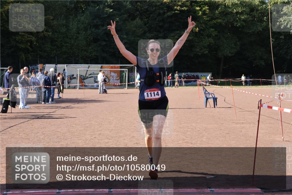 27.09.2026 - 35. Volkslauf durch das schöne Alstertal Strokosch-Dieckow http://msf.ph/oto/10580049 27.09.2026 12:53:35 Ziel 1111, 1114, 2356 meine-sportfotos.de
