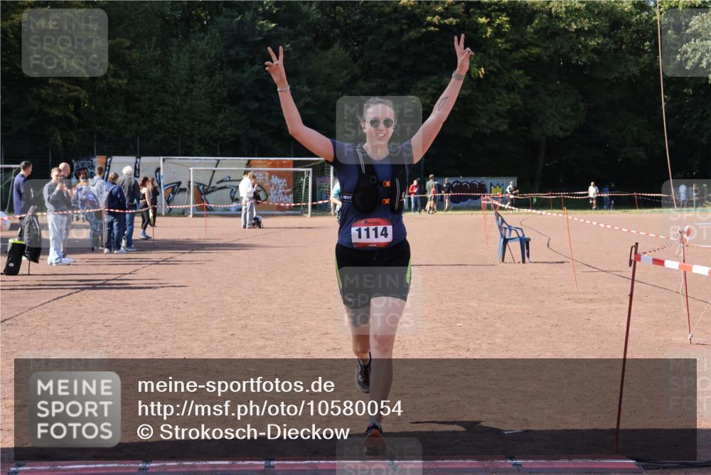 27.09.2026 - 35. Volkslauf durch das schöne Alstertal Strokosch-Dieckow http://msf.ph/oto/10580054 27.09.2026 12:53:35 Ziel 1111, 1114, 2356 meine-sportfotos.de