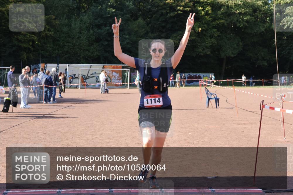 27.09.2026 - 35. Volkslauf durch das schöne Alstertal Strokosch-Dieckow http://msf.ph/oto/10580064 27.09.2026 12:53:35 Ziel 1111, 1114, 2356 meine-sportfotos.de