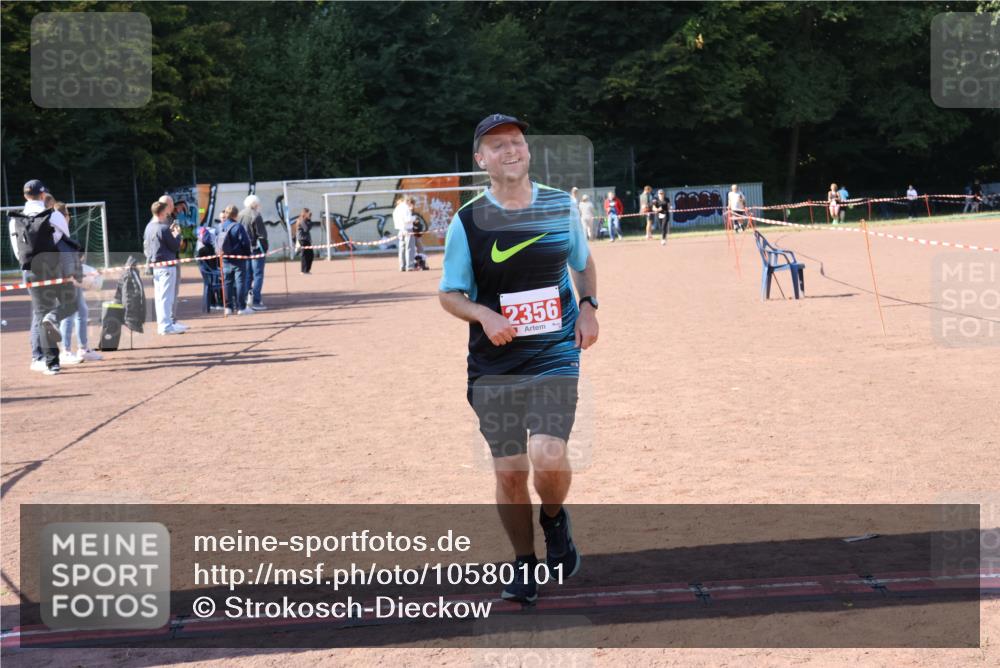 27.09.2026 - 35. Volkslauf durch das schöne Alstertal Strokosch-Dieckow http://msf.ph/oto/10580101 27.09.2026 12:53:41 Ziel 2356 meine-sportfotos.de