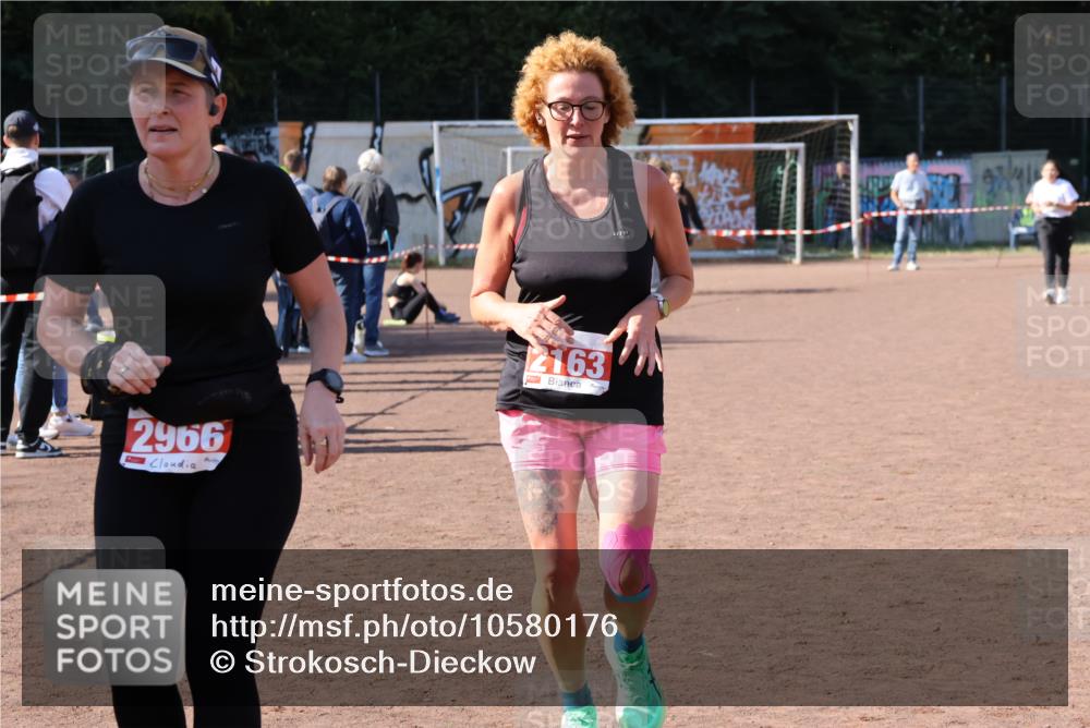 27.09.2026 - 35. Volkslauf durch das schöne Alstertal Strokosch-Dieckow http://msf.ph/oto/10580176 27.09.2026 12:54:03 Ziel 2037, 2163, 2966 meine-sportfotos.de