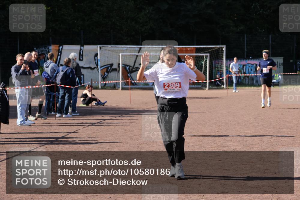 27.09.2026 - 35. Volkslauf durch das schöne Alstertal Strokosch-Dieckow http://msf.ph/oto/10580186 27.09.2026 12:54:16 Ziel 2069, 2309 meine-sportfotos.de