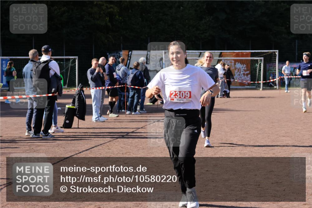 27.09.2026 - 35. Volkslauf durch das schöne Alstertal Strokosch-Dieckow http://msf.ph/oto/10580220 27.09.2026 12:54:18 Ziel 2069, 2309, 2316 meine-sportfotos.de