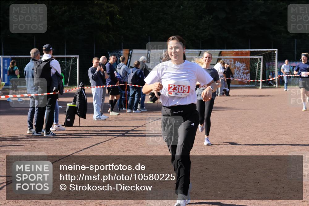 27.09.2026 - 35. Volkslauf durch das schöne Alstertal Strokosch-Dieckow http://msf.ph/oto/10580225 27.09.2026 12:54:18 Ziel 2069, 2309, 2316 meine-sportfotos.de