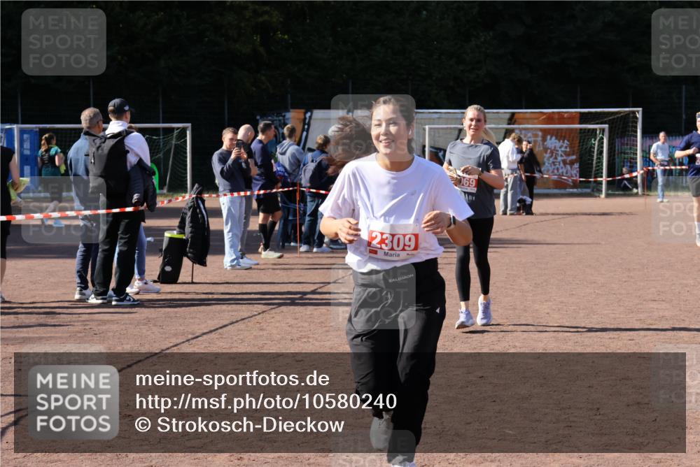 27.09.2026 - 35. Volkslauf durch das schöne Alstertal Strokosch-Dieckow http://msf.ph/oto/10580240 27.09.2026 12:54:18 Ziel 2069, 2309, 2316 meine-sportfotos.de