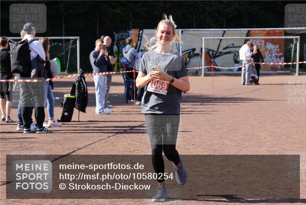 27.09.2026 - 35. Volkslauf durch das schöne Alstertal Strokosch-Dieckow http://msf.ph/oto/10580254 27.09.2026 12:54:20 Ziel 2069, 2309, 2316 meine-sportfotos.de