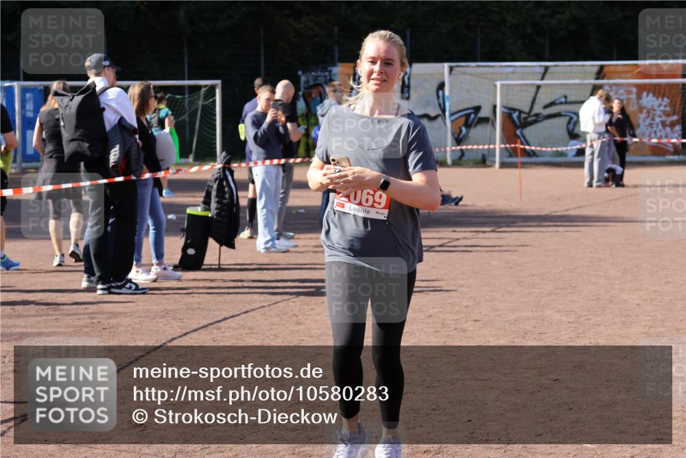 27.09.2026 - 35. Volkslauf durch das schöne Alstertal Strokosch-Dieckow http://msf.ph/oto/10580283 27.09.2026 12:54:21 Ziel 2069, 2309, 2316 meine-sportfotos.de