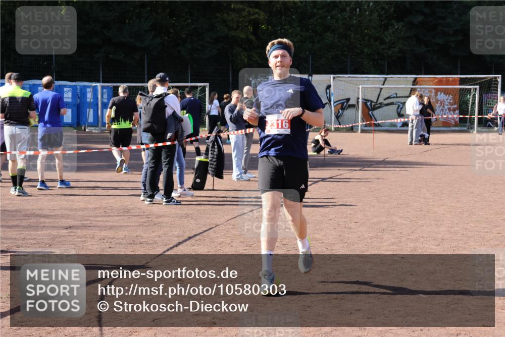 27.09.2026 - 35. Volkslauf durch das schöne Alstertal Strokosch-Dieckow http://msf.ph/oto/10580303 27.09.2026 12:54:25 Ziel 2069, 2316 meine-sportfotos.de