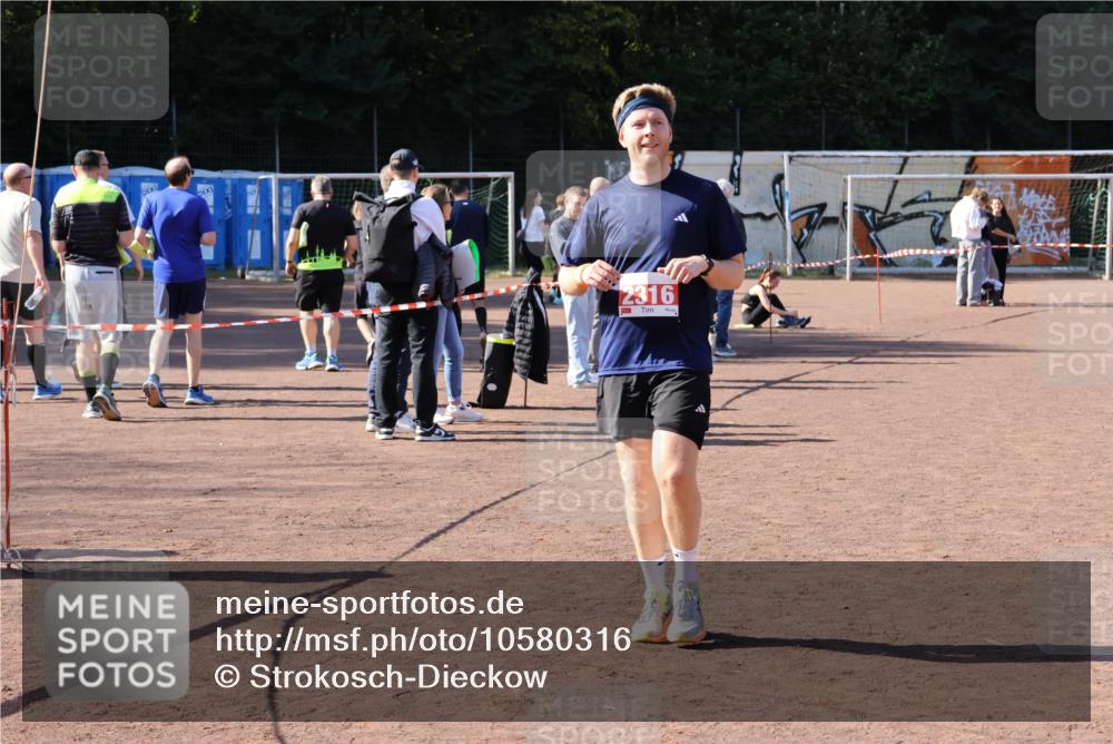 27.09.2026 - 35. Volkslauf durch das schöne Alstertal Strokosch-Dieckow http://msf.ph/oto/10580316 27.09.2026 12:54:25 Ziel 2069, 2316 meine-sportfotos.de