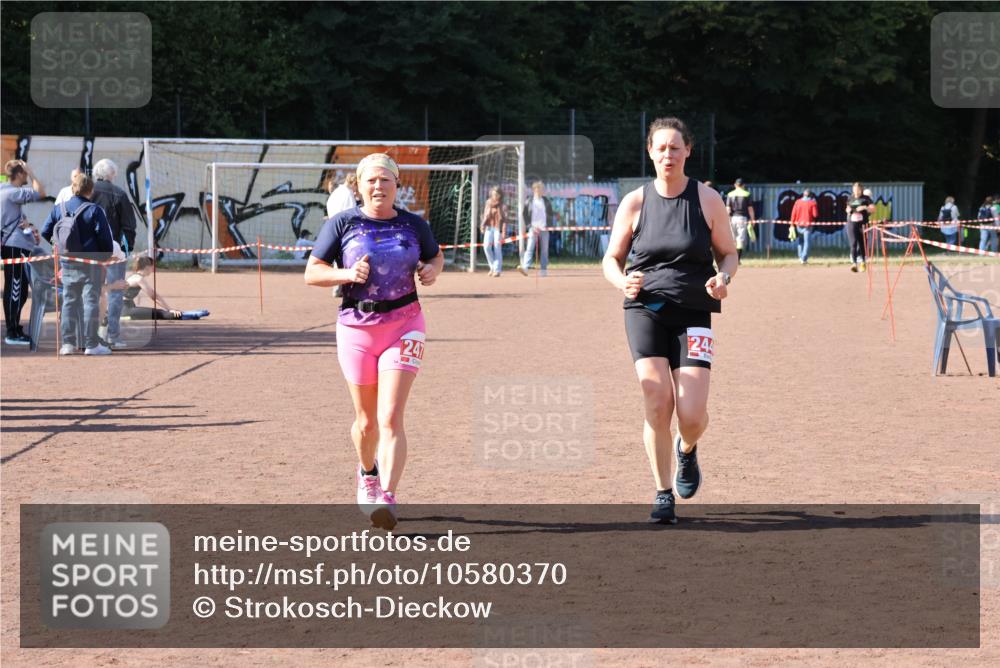 27.09.2026 - 35. Volkslauf durch das schöne Alstertal Strokosch-Dieckow http://msf.ph/oto/10580370 27.09.2026 12:55:24 Ziel 2440, 2477 meine-sportfotos.de