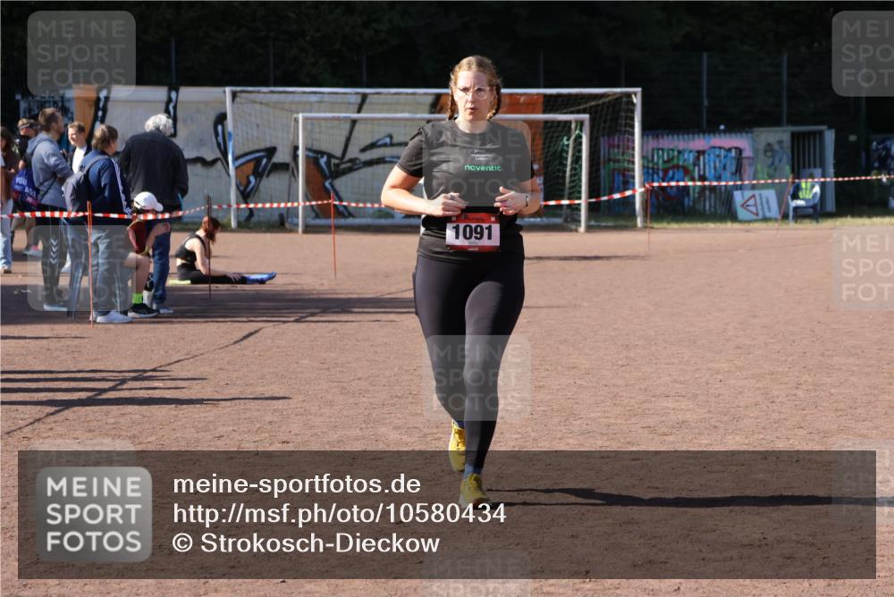 27.09.2026 - 35. Volkslauf durch das schöne Alstertal Strokosch-Dieckow http://msf.ph/oto/10580434 27.09.2026 12:55:46 Ziel 1091 meine-sportfotos.de
