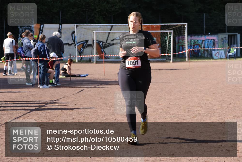 27.09.2026 - 35. Volkslauf durch das schöne Alstertal Strokosch-Dieckow http://msf.ph/oto/10580459 27.09.2026 12:55:46 Ziel 1091 meine-sportfotos.de