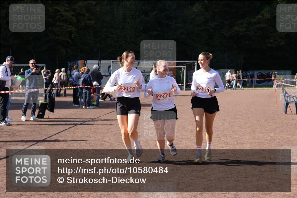 27.09.2026 - 35. Volkslauf durch das schöne Alstertal Strokosch-Dieckow http://msf.ph/oto/10580484 27.09.2026 12:56:23 Ziel 2288, 2289, 2290 meine-sportfotos.de