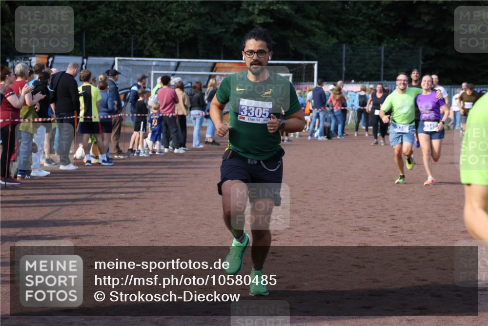 27.09.2026 - 35. Volkslauf durch das schöne Alstertal Strokosch-Dieckow http://msf.ph/oto/10580485 27.09.2026 11:19:23 Ziel 3022, 3305, 3345, 3346, 3418 meine-sportfotos.de
