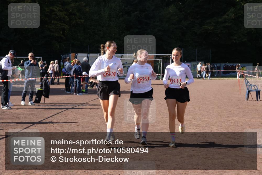 27.09.2026 - 35. Volkslauf durch das schöne Alstertal Strokosch-Dieckow http://msf.ph/oto/10580494 27.09.2026 12:56:23 Ziel 2288, 2289, 2290 meine-sportfotos.de
