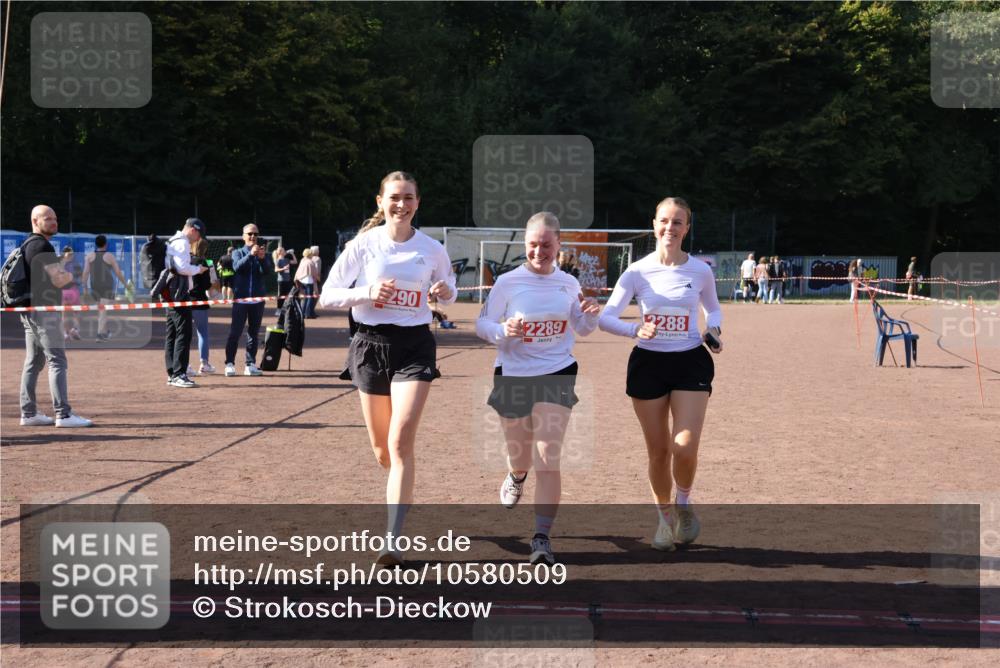 27.09.2026 - 35. Volkslauf durch das schöne Alstertal Strokosch-Dieckow http://msf.ph/oto/10580509 27.09.2026 12:56:24 Ziel 2288, 2289, 2290 meine-sportfotos.de